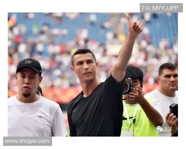 小孩偶遇足球巨星激动不已 亲身体验与偶像零距离互动 小孩偶遇足球巨星激动不已 亲身体验与偶像零距离互动